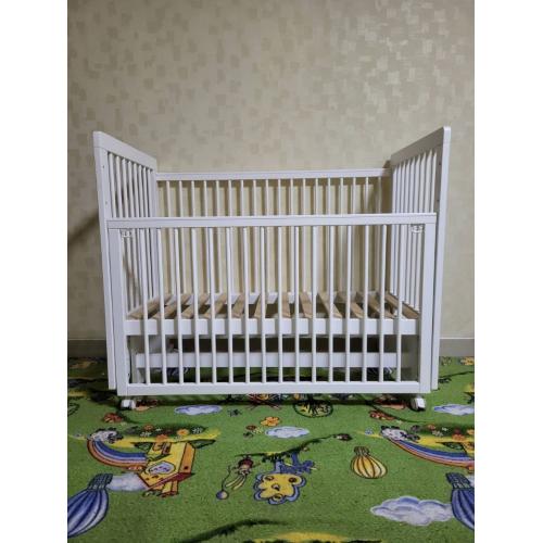 Кроватка детская Mila маятник/колесо Белая (быстросъемная стенка, универсальный маятник)