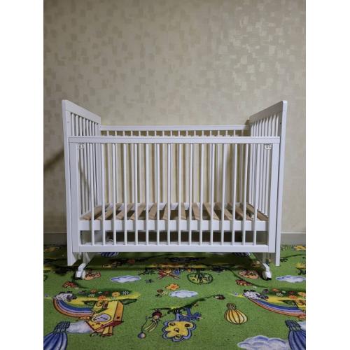 Кроватка детская Mila маятник/колесо Белая (быстросъемная стенка, универсальный маятник)