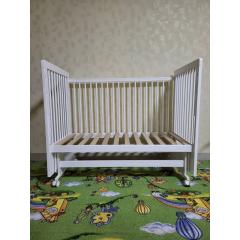 Кроватка детская Mila маятник/колесо Белая (быстросъемная стенка, универсальный маятник)