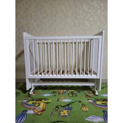 Кроватка детская Mila маятник/колесо Белая (быстросъемная стенка, универсальный маятник)