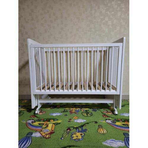 Кроватка детская Mila маятник/колесо Белая (быстросъемная стенка, универсальный маятник)