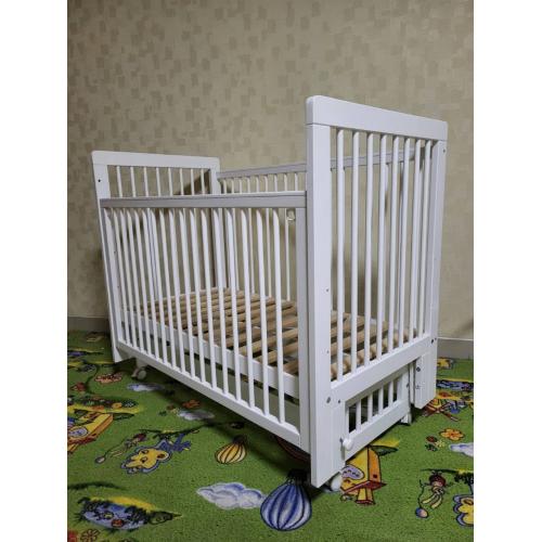 Кроватка детская Mila маятник/колесо Белая (быстросъемная стенка, универсальный маятник)