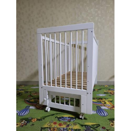 Кроватка детская Mila маятник/колесо Белая (быстросъемная стенка, универсальный маятник)