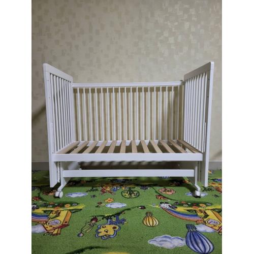 Кроватка детская Mila маятник/колесо Белая (быстросъемная стенка, универсальный маятник)