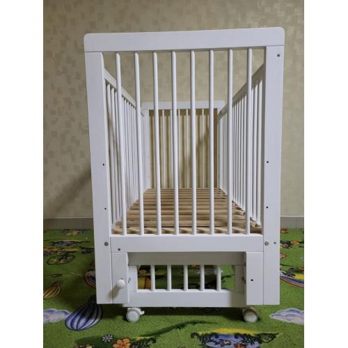 Кроватка детская Mila маятник/колесо Белая (быстросъемная стенка, универсальный маятник)