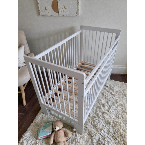 Кроватка детская Mila маятник/колесо Белая (опускная планка, универсальный маятник)