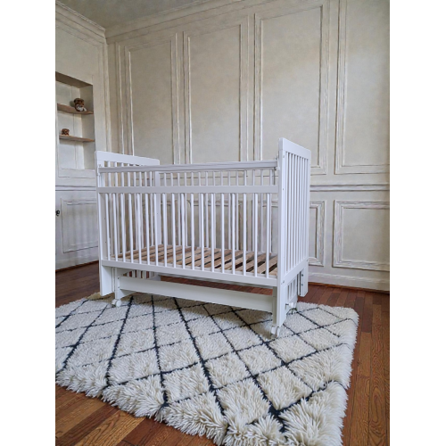 Кроватка детская Mila маятник/колесо Белая (опускная планка, универсальный маятник)