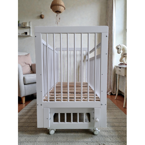 Кроватка детская Mila маятник/колесо Белая (опускная планка, универсальный маятник)