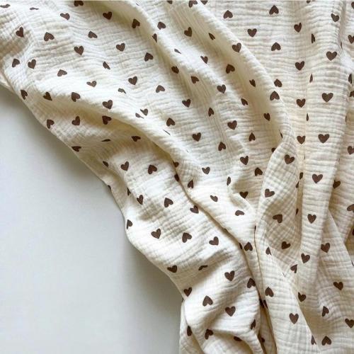 Непромокаемая многоразовая пеленка муслин 60х90 см Сердечки бежевый