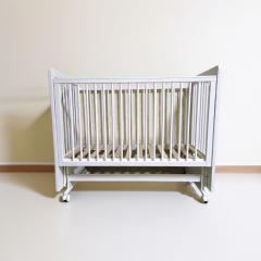 Кроватка детская Mila маятник колеса Белая (быстросъемная стенка, универсальный маятник)