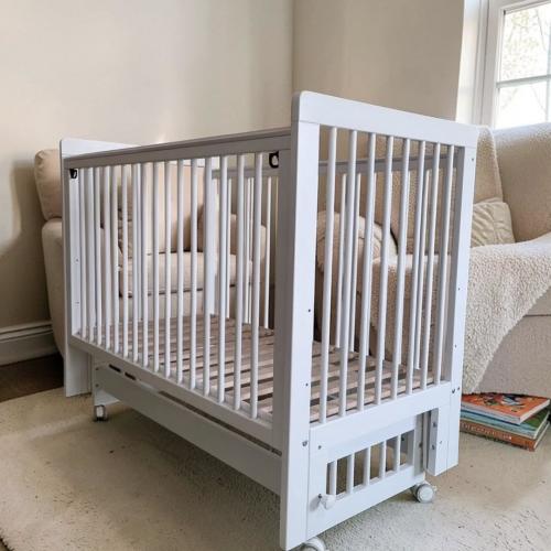 Кроватка детская Mila маятник колеса Белая (быстросъемная стенка, универсальный маятник) Мила