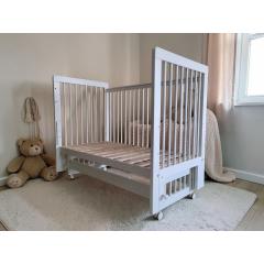 Кроватка детская Mila маятник колеса Белая (быстросъемная стенка, универсальный маятник) Мила