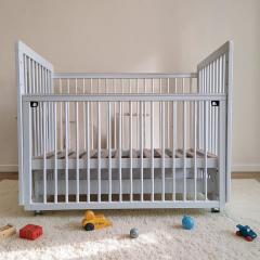 Кроватка детская Mila маятник колеса Белая (быстросъемная стенка, универсальный маятник) Мила