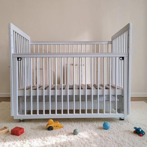 Кроватка детская Mila маятник колеса Белая (быстросъемная стенка, универсальный маятник) Мила