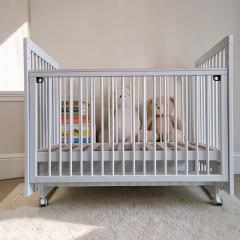 Кроватка детская Mila маятник колеса Белая (быстросъемная стенка, универсальный маятник) Мила