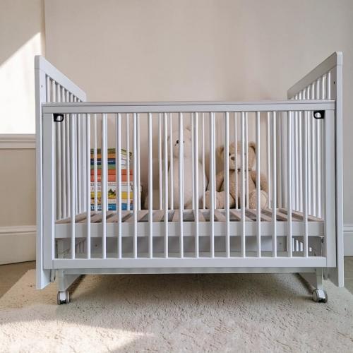 Кроватка детская Mila маятник колеса Белая (быстросъемная стенка, универсальный маятник) Мила