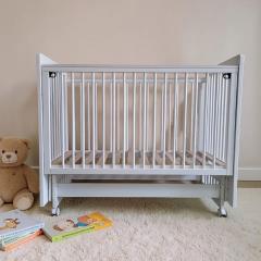 Кроватка детская Mila маятник колеса Белая (быстросъемная стенка, универсальный маятник) Мила
