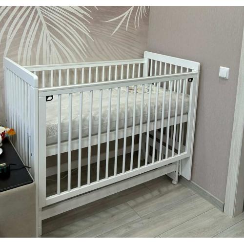 Кроватка детская Mila маятник колеса Белая (быстросъемная стенка, универсальный маятник) Мила