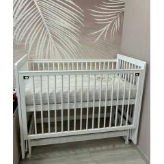 Кроватка детская Mila маятник колеса Белая (быстросъемная стенка, универсальный маятник) Мила