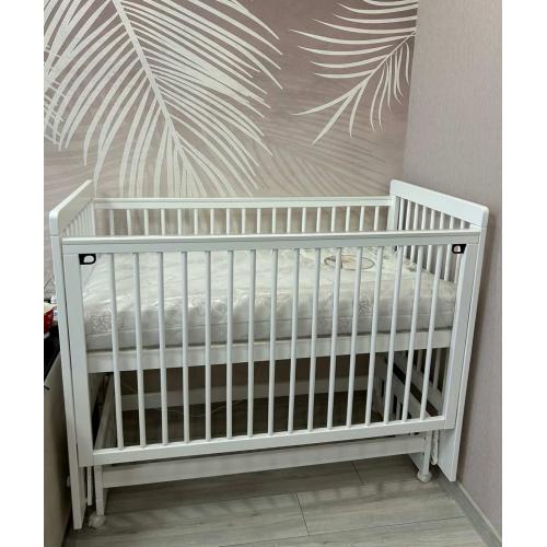 Кроватка детская Mila маятник колеса Белая (быстросъемная стенка, универсальный маятник) Мила