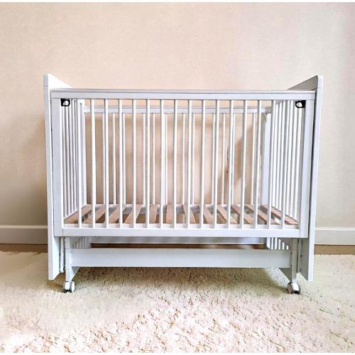 Кроватка детская Mila маятник колеса Белая (быстросъемная стенка, универсальный маятник) Мила